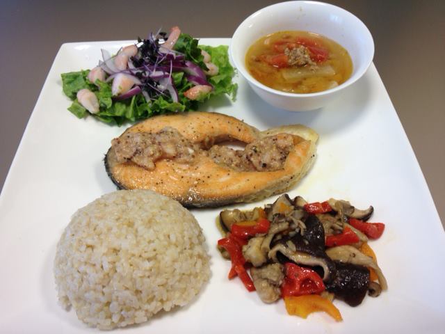 サーモンポワレのワンプレートランチ