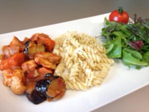 鶏のカポナータ風とフジッリのプレート