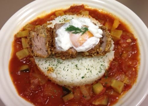 オーブンで焼いたイベリコ豚のヒレカツをライスにのせ、ポーチドエッグをトッピングし、和風カポナータを周りに流したカツライス