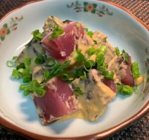 鰹のたたきの特製辛子ごまだれ和え 青ねぎのせ