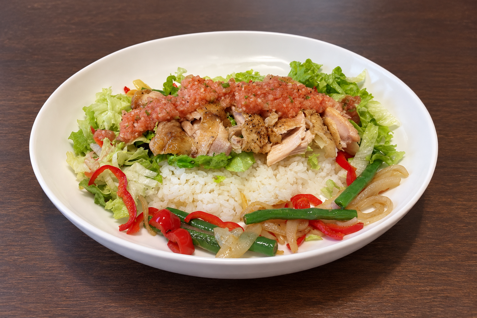 ローストチキンのサラダ丼・器全体が見える構図