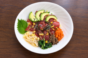 鉄火丼ビビンバ風・器全体が見える構図