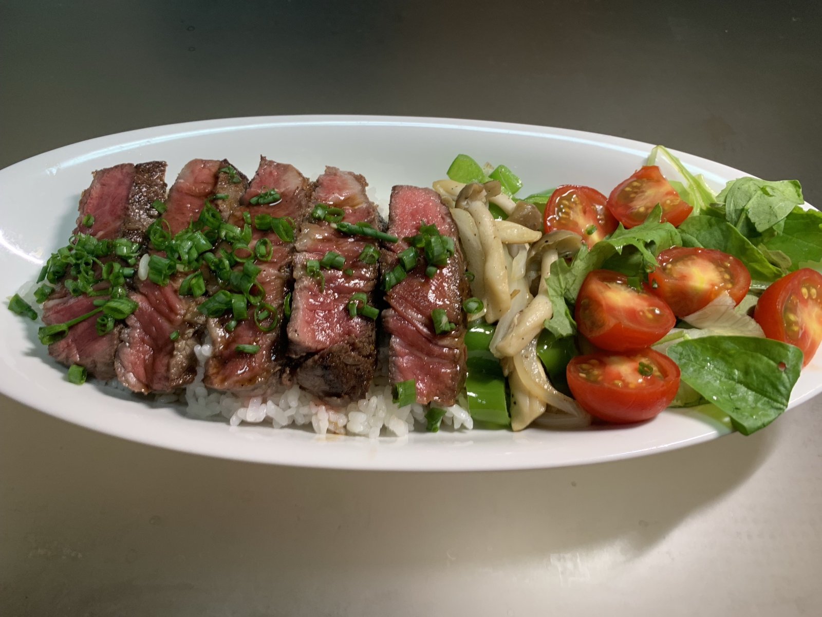 和牛ヒレのステーキ丼とピーマン・しめじのソテー、ミニトマトのサラダ